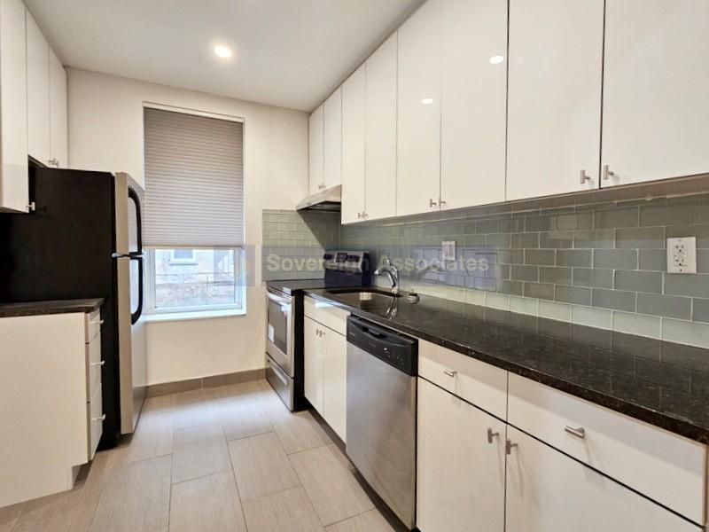 Building Photo - 707 W 171st St