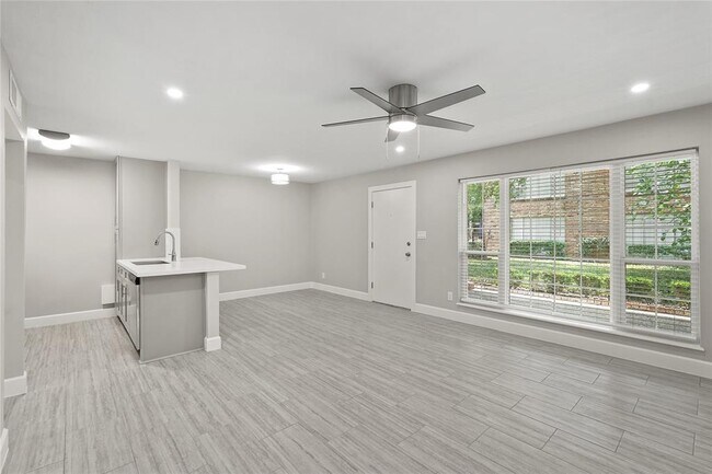 Building Photo - 2121 Fountain View Dr