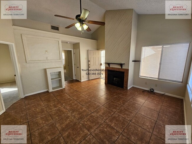 Building Photo - Los Reales & Cardinal area 2/2 with A/C & covered parking