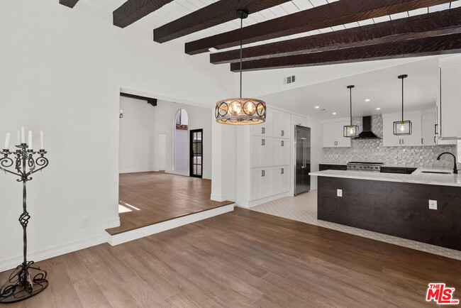 Building Photo - 1527 N Beverly Dr