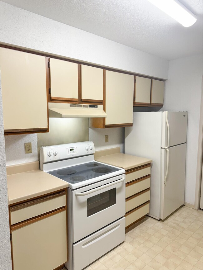 Building Photo - 977 Riverside Dr