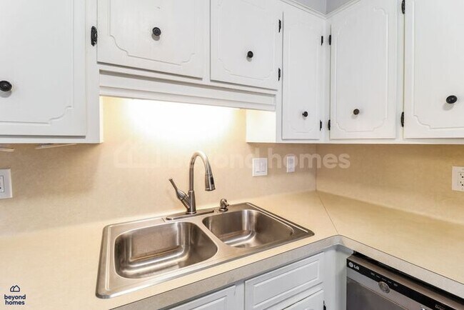 Building Photo - Move-In Ready Gem with Massive Fenced Yard & Private Deck!