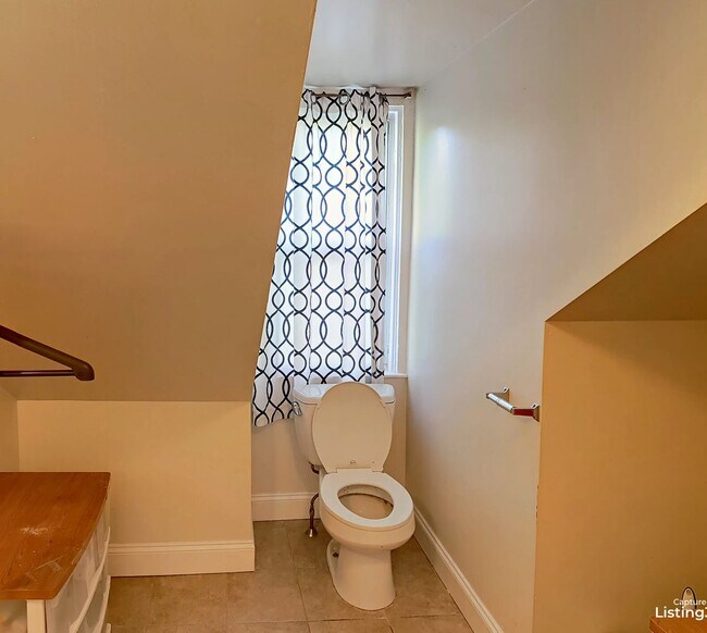 Building Photo - No Brokers Fee, Desirable BU Location, Walk to School, Wat-in Kitchen, Dishwasher, Deck, Laundry ...