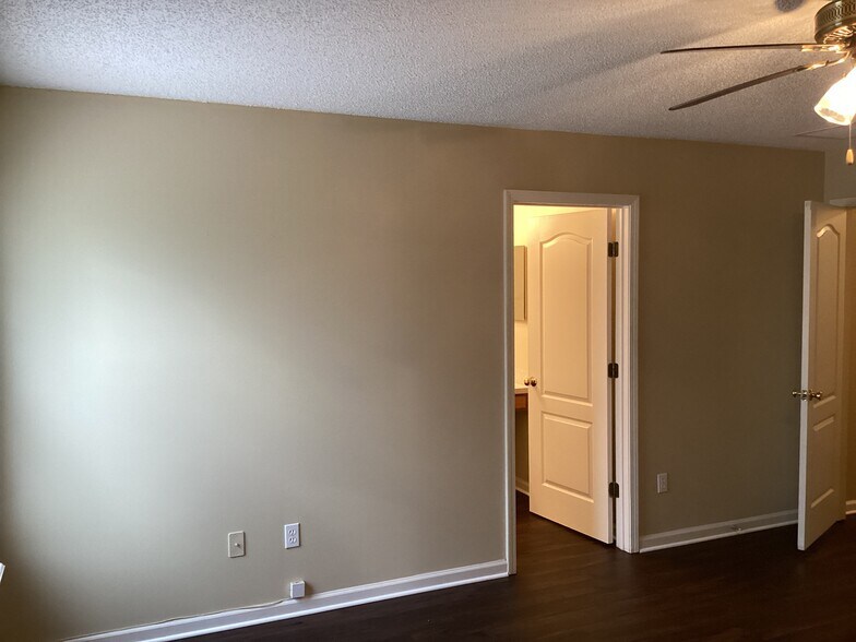 Building Photo - 6410 Blue Leaf Ln