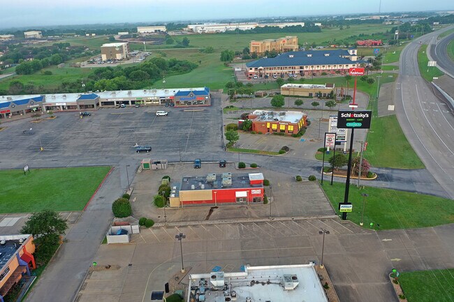 Building Photo - 2662 Hwy 290 W