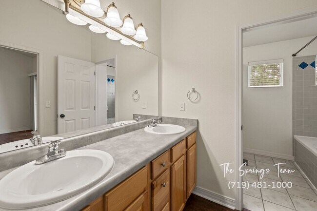 Building Photo - Pinnacle at Cheyenne Mountain Townhome wit...