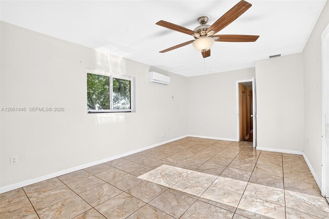 Building Photo - 6240 SW 22nd Ct