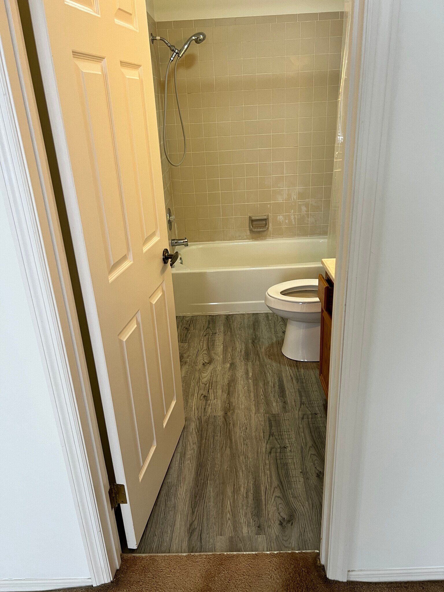 Full Bath upstairs entrance from Master Bedroom - 2334 Raider Dr