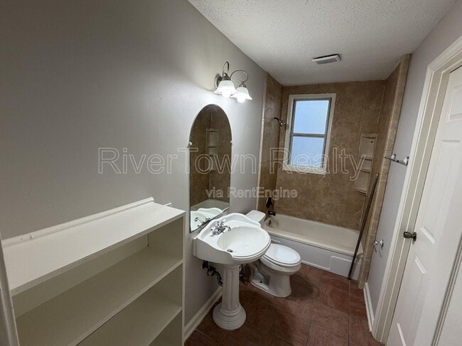 Building Photo - 736 Echles St