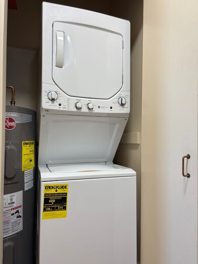 Building Photo - UPSCALE 2-BEDROOM WITH PRIVATE BALCONY!