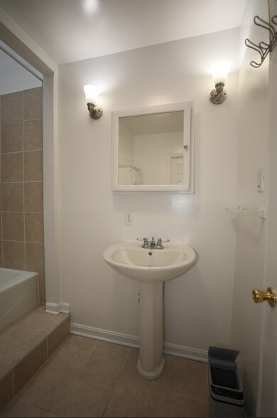 Building Photo - 1305 Orren St NE