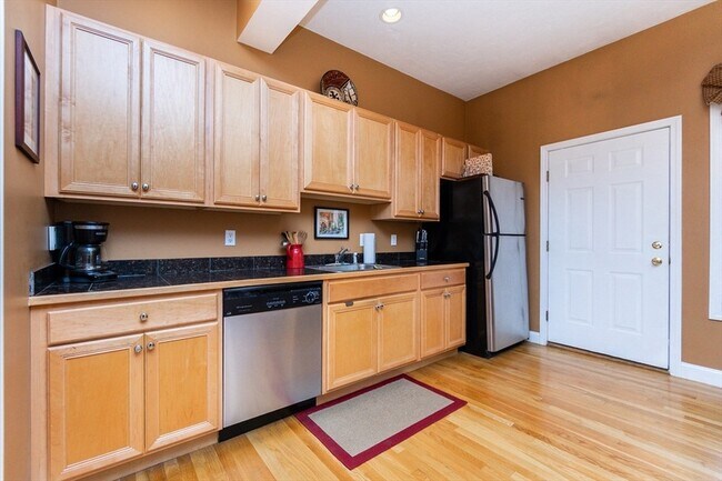 Building Photo - 224 Salem St