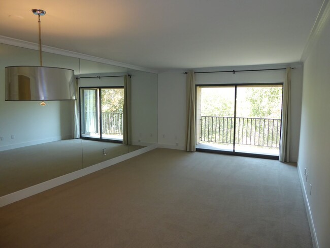 Building Photo - MIDDLE, END UNIT CONDO IN SPYGLASS WITH ST...