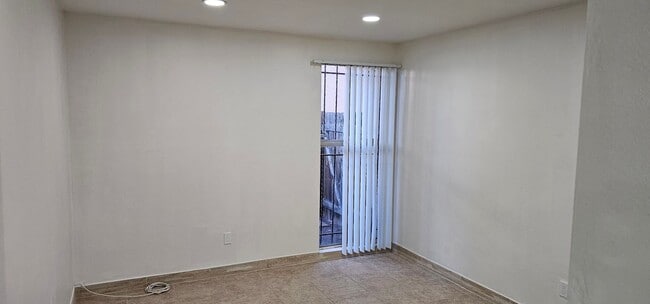 Building Photo - Remodeled 2bed 2 bath Ground level