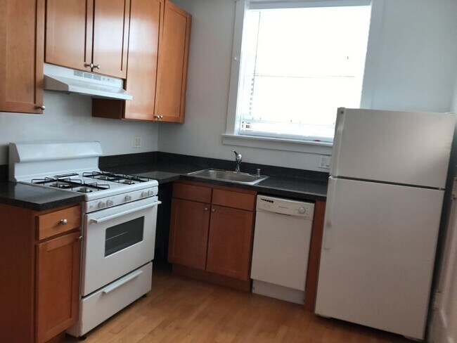 Building Photo - 6200 N Clark St