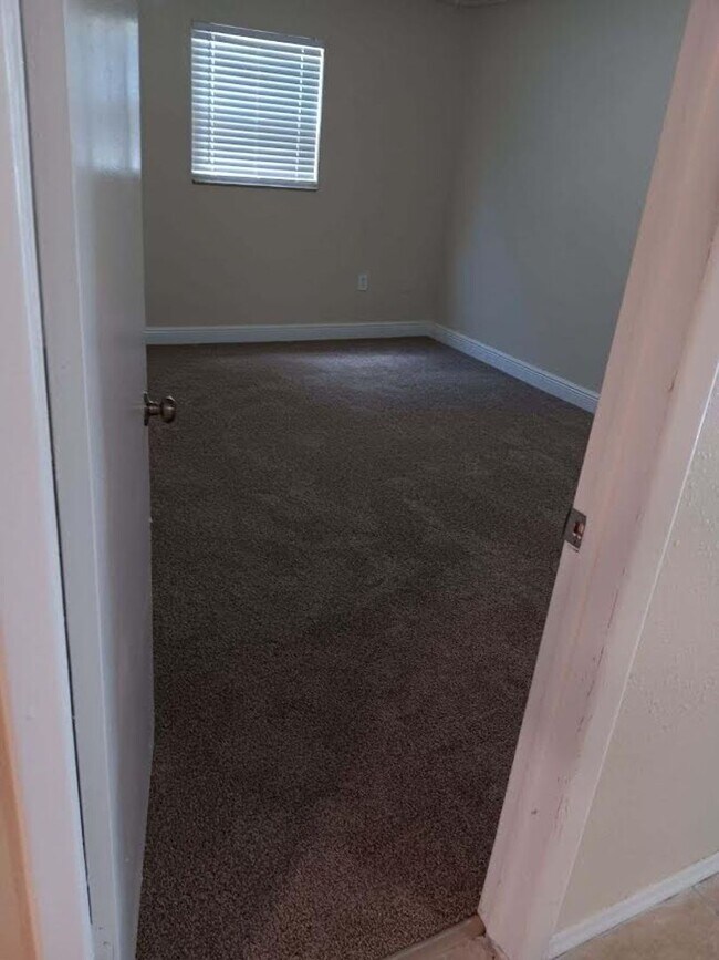 Building Photo - Open and airy 2 bedroom single story unit