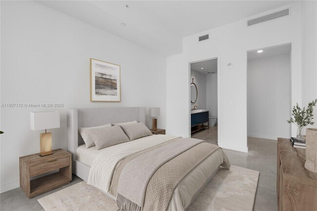 Building Photo - 2655 S Bayshore Dr