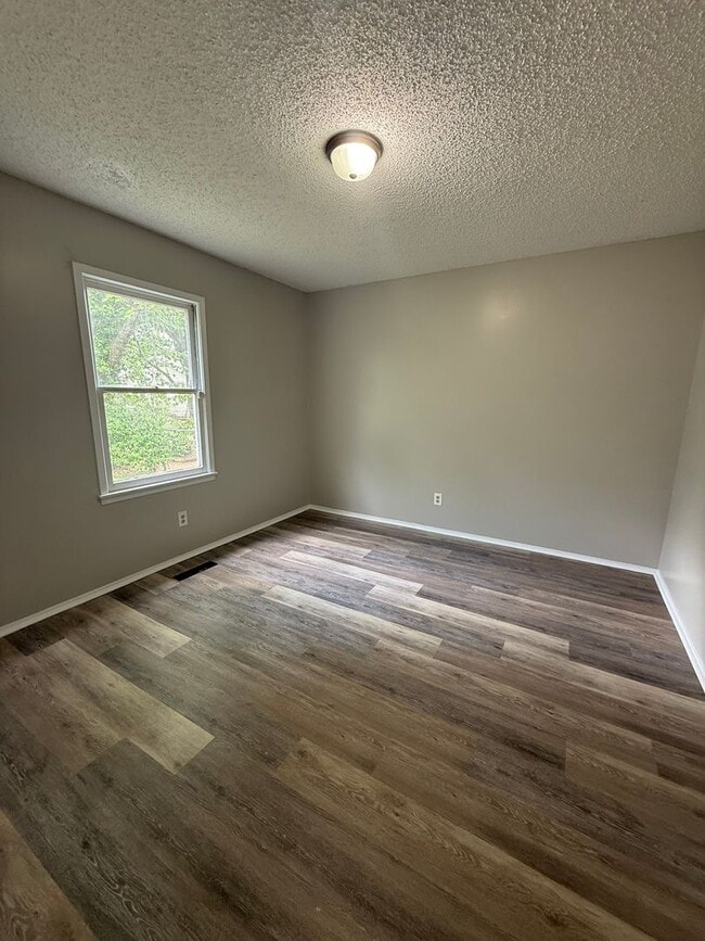 Building Photo - AVAILABLE NOW! 3 bed 1 bath with 1 car attached garage