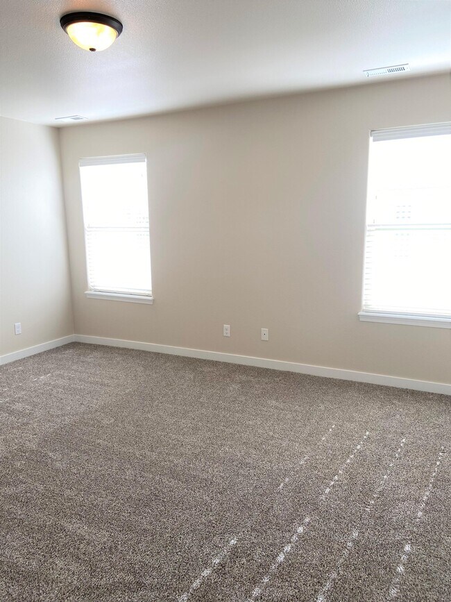 Building Photo - 677 S Pine Tree Ln