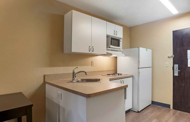 Building Photo - Furnished Studio-Palm Springs - Airport