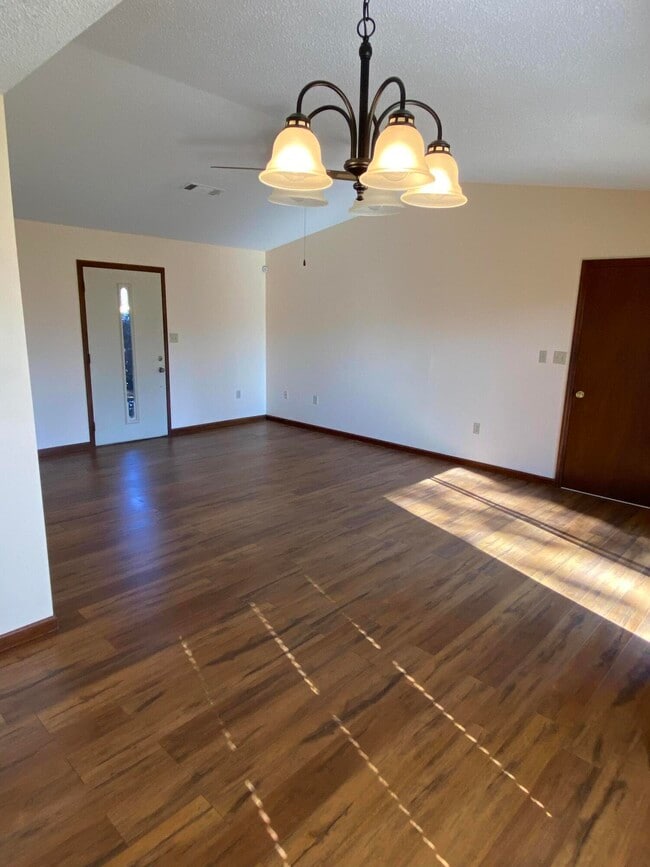Building Photo - 413 Joellen Ln