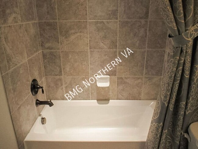 Building Photo - 24688 Hutchinson Farm Dr