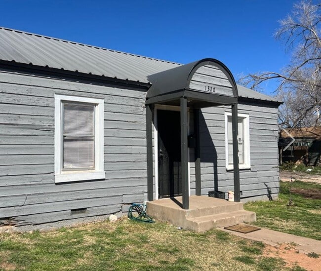 Building Photo - Handyman Special $0 First Month's Rent / $0 Deposit at move-in “You fix, you SAVE BIG!!” Contact ...