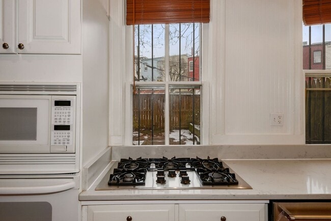 Building Photo - 3 Bed 2.5 Bathroom - Capitol Hill Rowhome - Driveway For Parking