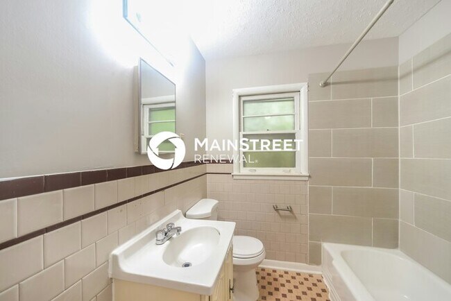Building Photo - 3 Bedroom Pet-Friendly Home in Memphis, TN with Main Street Renewal