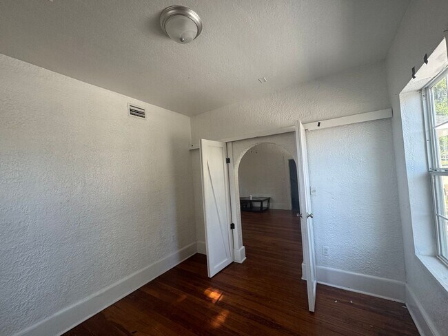 Building Photo - Old World Charm & Close to Downtown