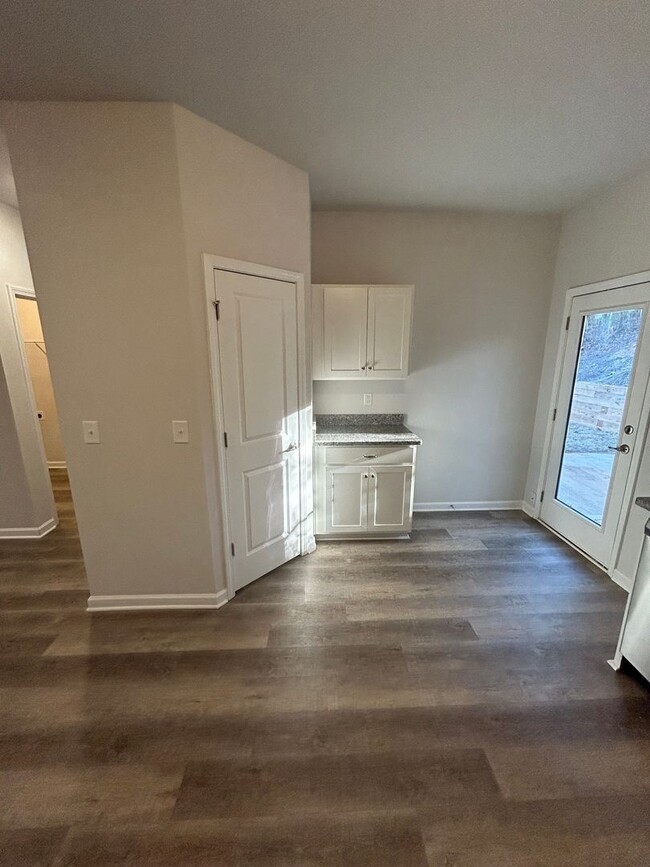 Building Photo - Gorgeous Newer Constuction 3 Bedroom 2 Bat...