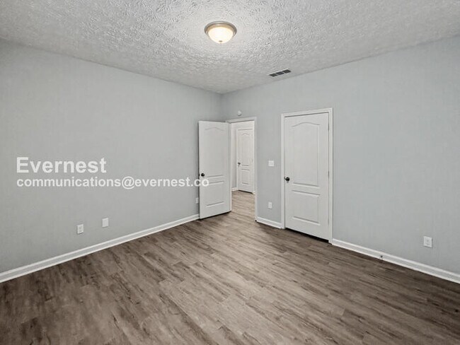 Building Photo - 4 Bed, 2 Bath Home with Garage / Pet-Friendly / Available Now!