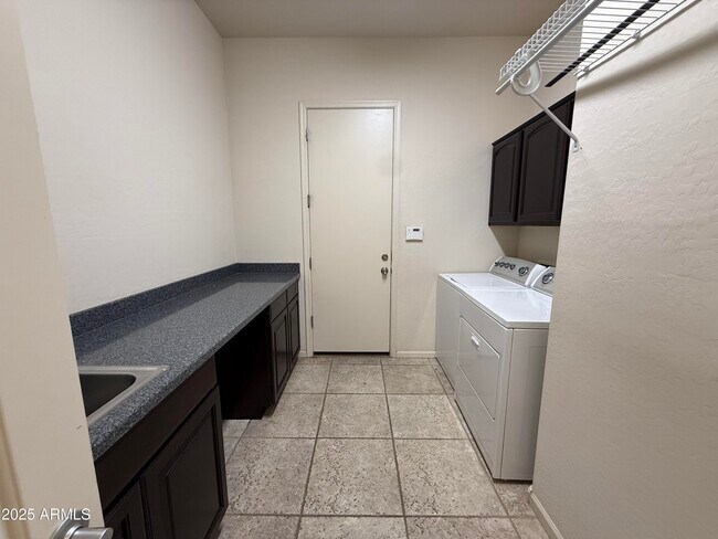 Building Photo - 2807 E Desert Broom Pl