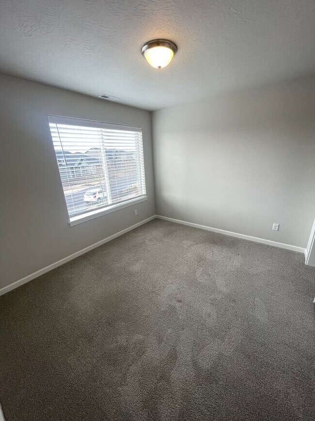 Building Photo - ** MOVE IN SPECIAL!** Must See in NE Albany!