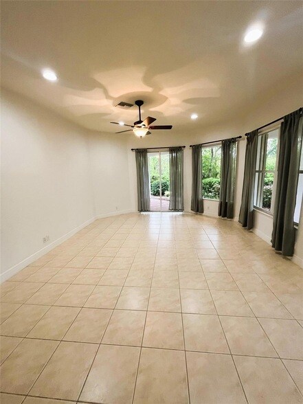 Building Photo - 879 SW Pebble Ln