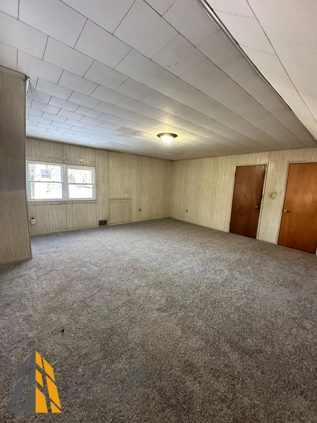 Building Photo - Desirable 4 Bedroom 2.5 Bath + Den Home in...