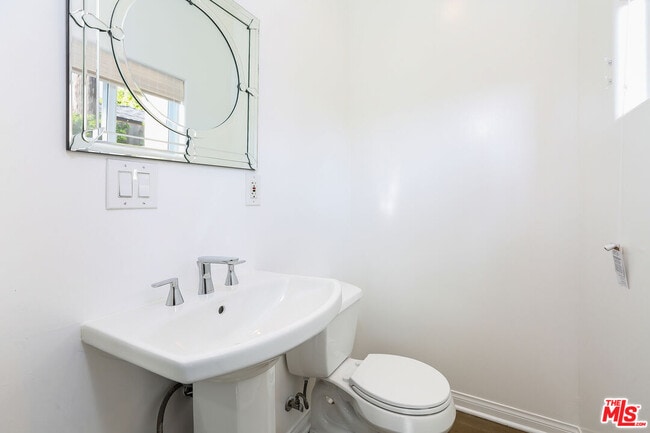 Building Photo - 252 Hampton Dr