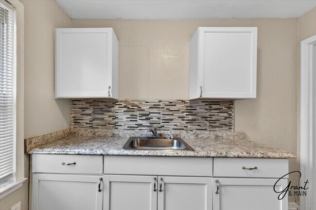 Building Photo - $1275 3 bedroom bungalow