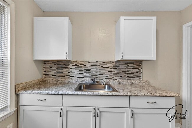 Building Photo - $1300 3 bedroom bungalow