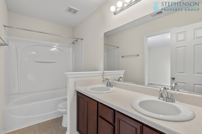 Building Photo - Freshly Remodeled 5 Bedroom with Primary B...
