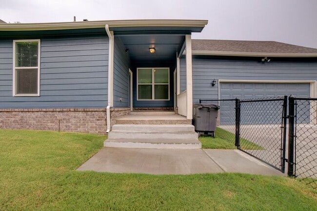 Building Photo - Unique 4/2/2 Near Downtown Tulsa!