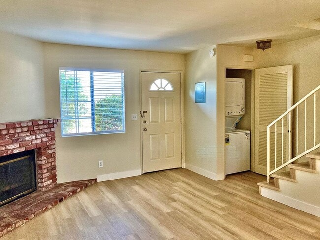 Building Photo - Charming 2 Bedroom 2 Bath townhouse with a balcony in La Crescenta.