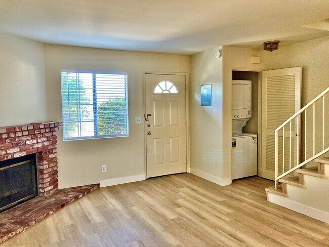 Building Photo - Charming 2 Bedroom 2 Bath townhouse with a...