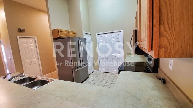 Building Photo - Available August 2026 - 2 bedroom + Office Penthouse condo new paint, carpet, Whirlpool appliance...
