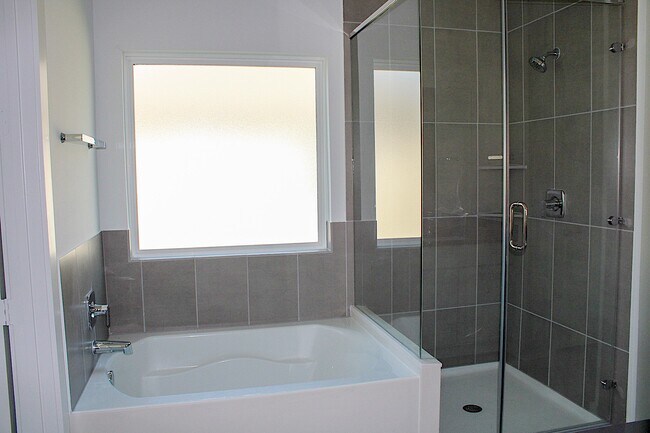 Building Photo - 15212 Tattle Crk Ln