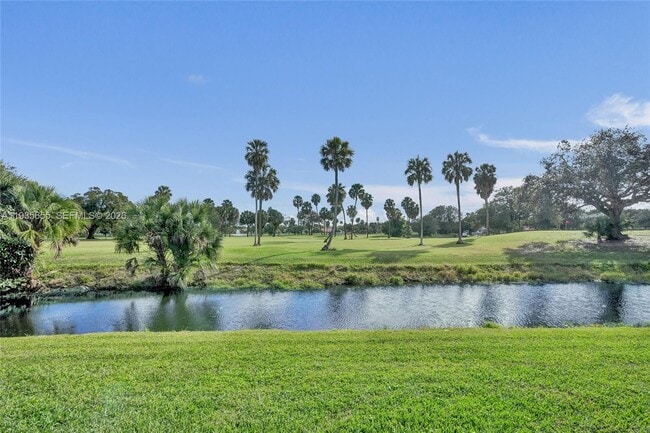 Building Photo - 652 W Palm Aire Dr