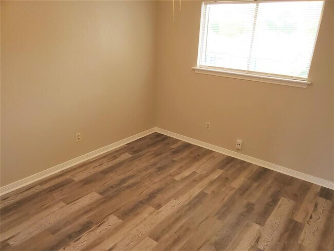 Building Photo - 936 Holbech Ln