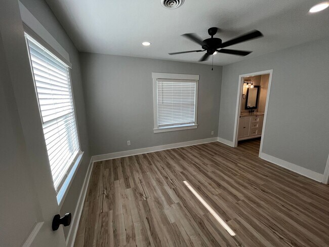 Building Photo - 4Bed/3Bath Renovated Student friendly housing