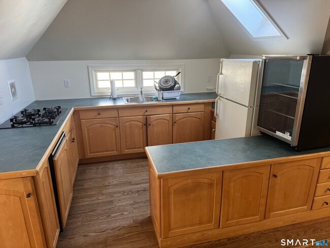 Building Photo - 546 W Taft Ave