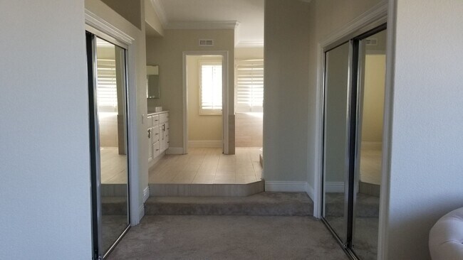 Building Photo - Fantastic and large home with forever view...